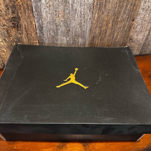 Jordan Air 1 Low FlyEase in White, Red, and Black - Picture 6 of 7